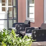 Queen\'S Garden Hostel